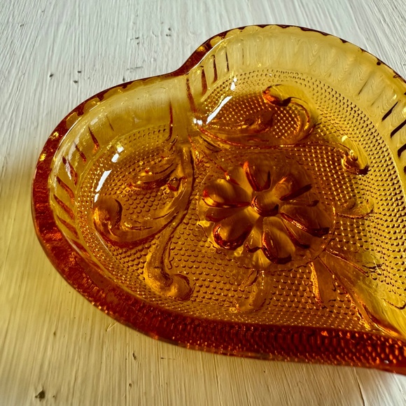 Vintage Tiara Indiana Glass Heart-Shaped Trinket Dish – Amber Daisy Pattern - Picture 12 of 15